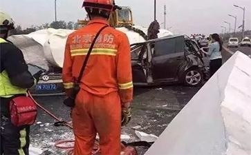 運(yùn)輸佛像的大車側(cè)翻，佛像摔斷，引發(fā)大堵車